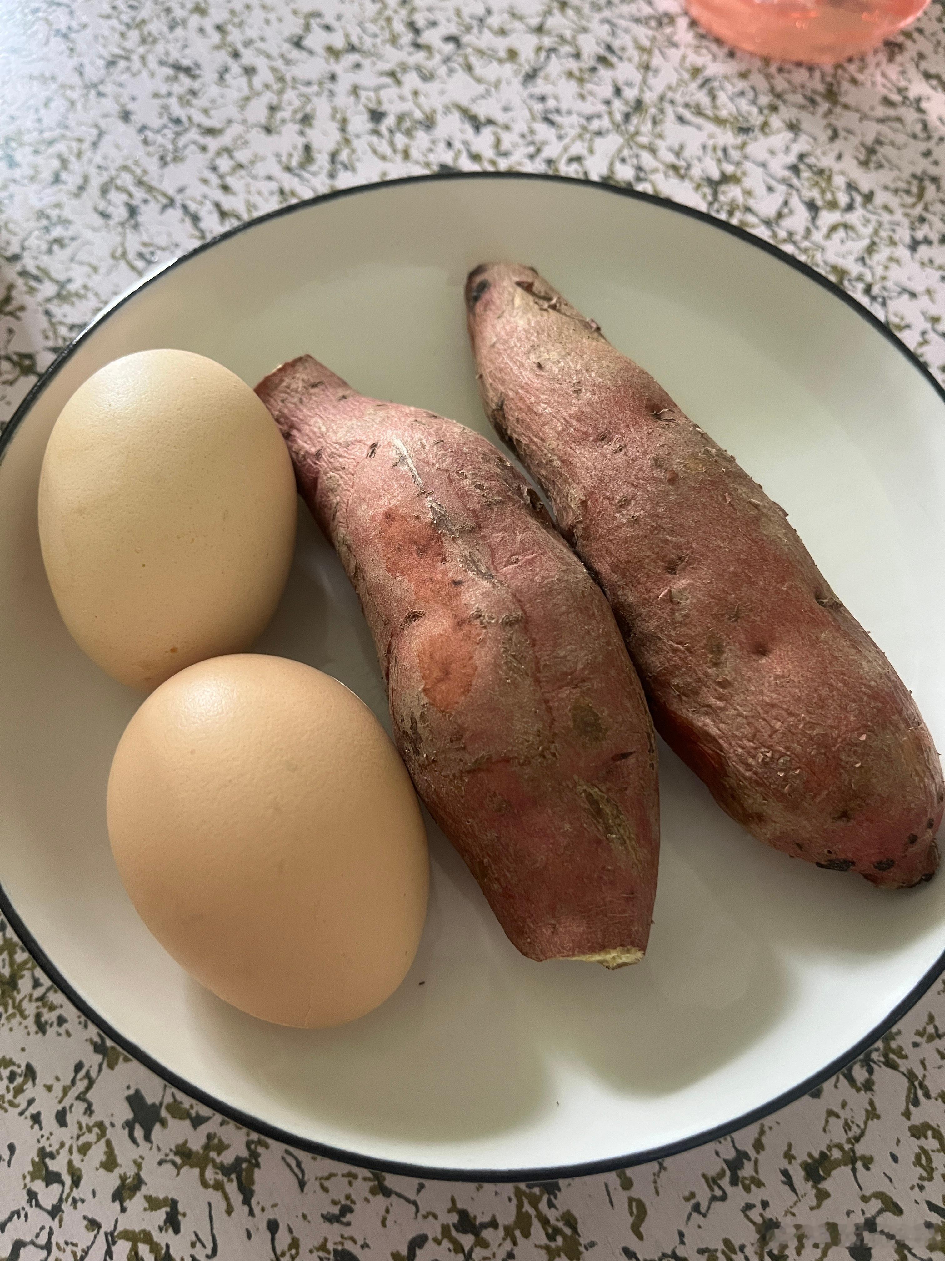 早餐鸡蛋番薯，番薯是婆婆种的。婆婆一早就给我发信息，叫我过去吃粿条，我说减肥，少