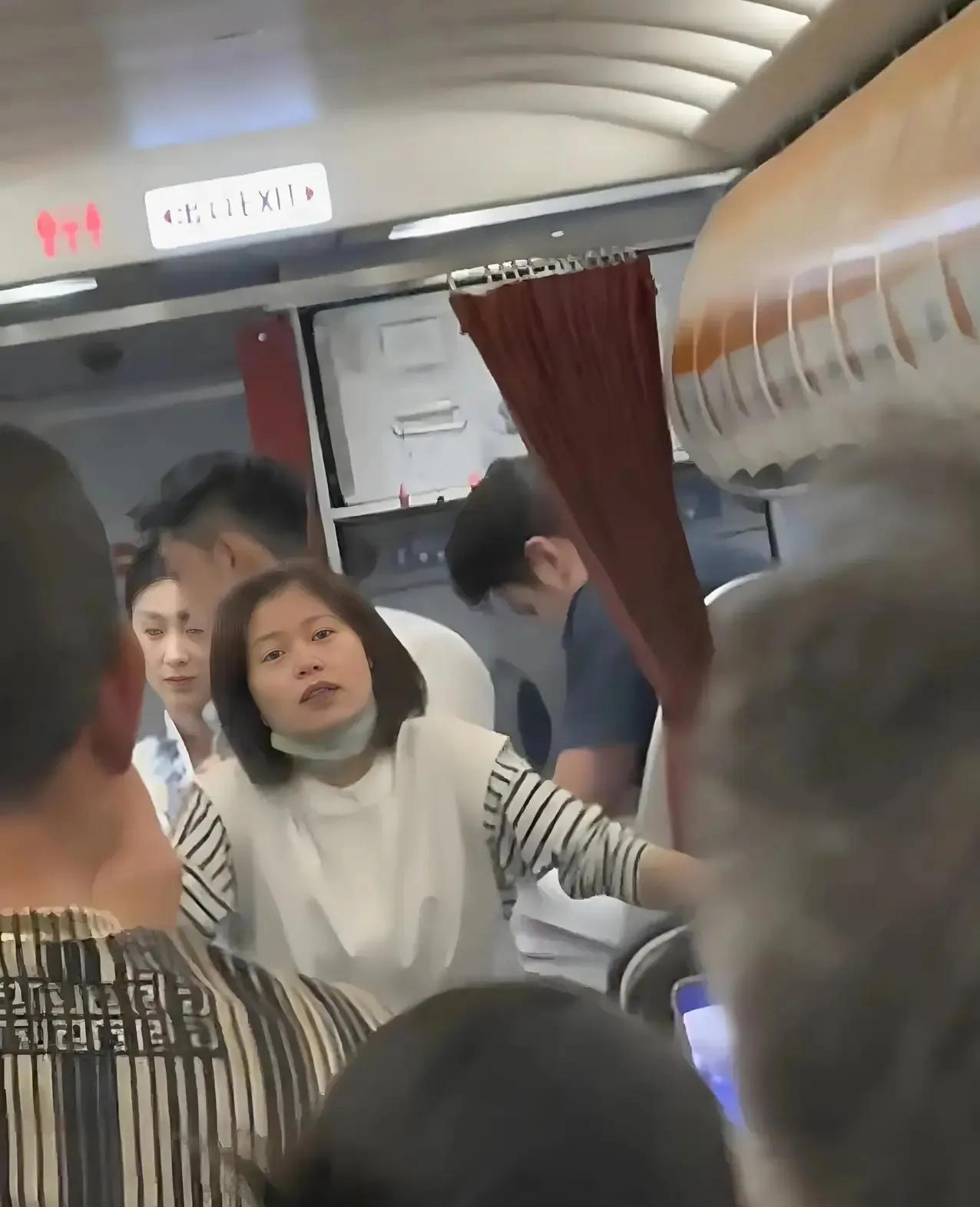 最近有一位飞机女乘客火了，起因是在北部湾航空航班起飞前，空少提醒她要收起小桌板并