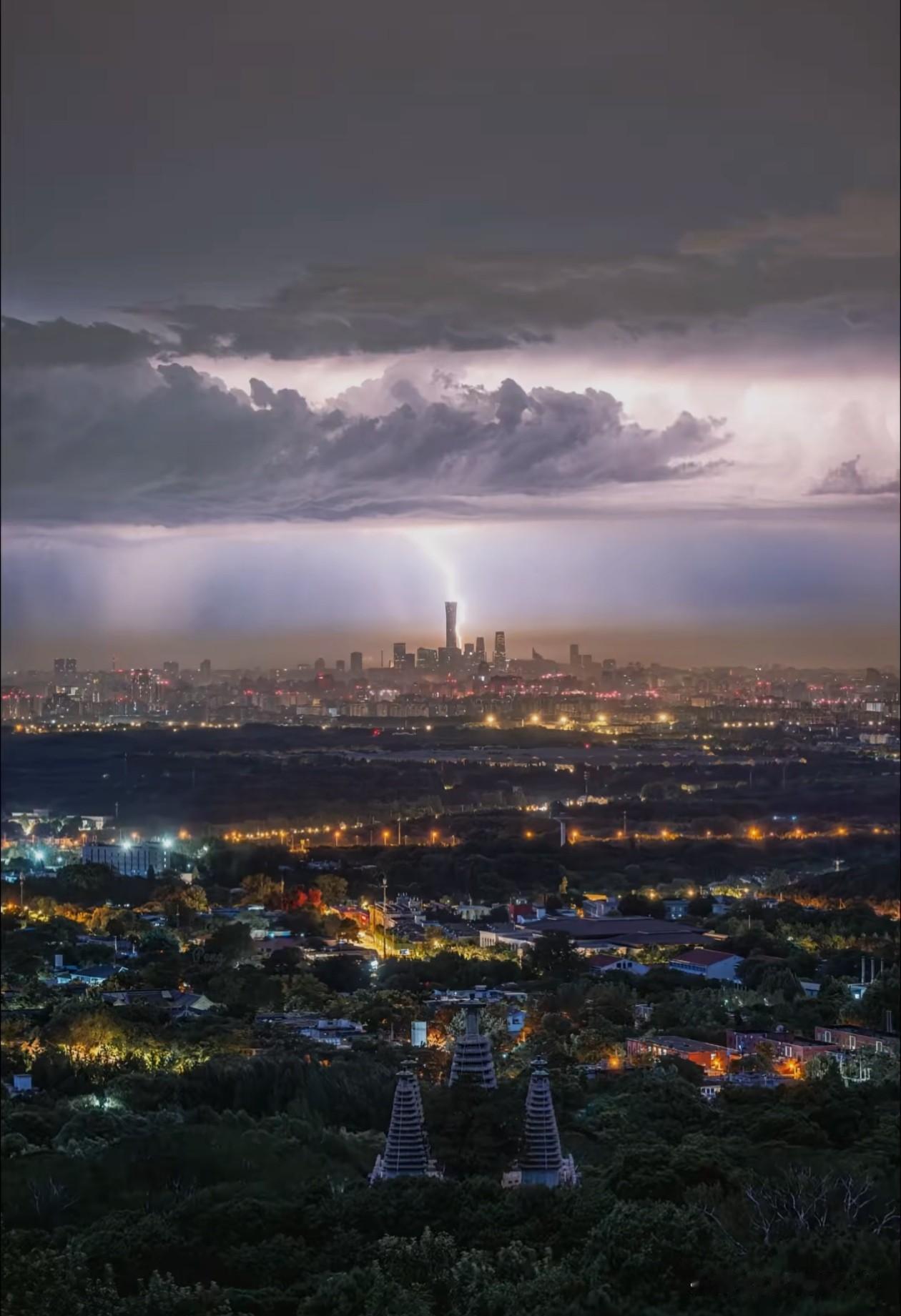 7月4日傍晚的北京，继续出现雷雨天气。京城东部的天际，闪电肆无忌惮地闪烁，像极了