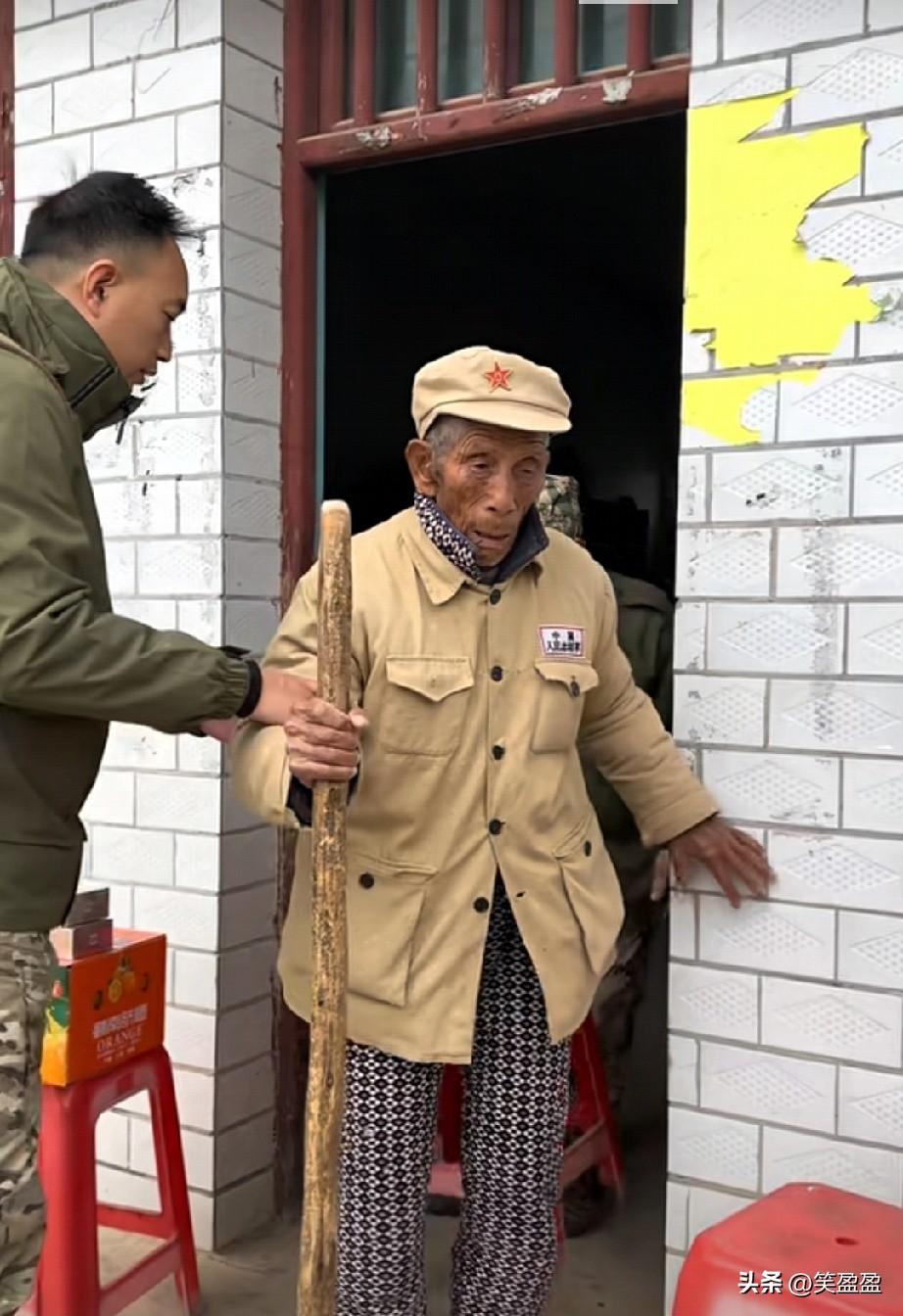 爷爷连一把像样的拐杖都没有，
依然无怨无悔！
希望当地政府多多关爱他们！
致敬曾