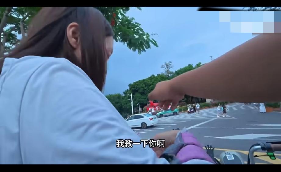 工作人员正常教她租车，没想到遇上奇葩女！

对方先是无端指责工作人员连接自己的手