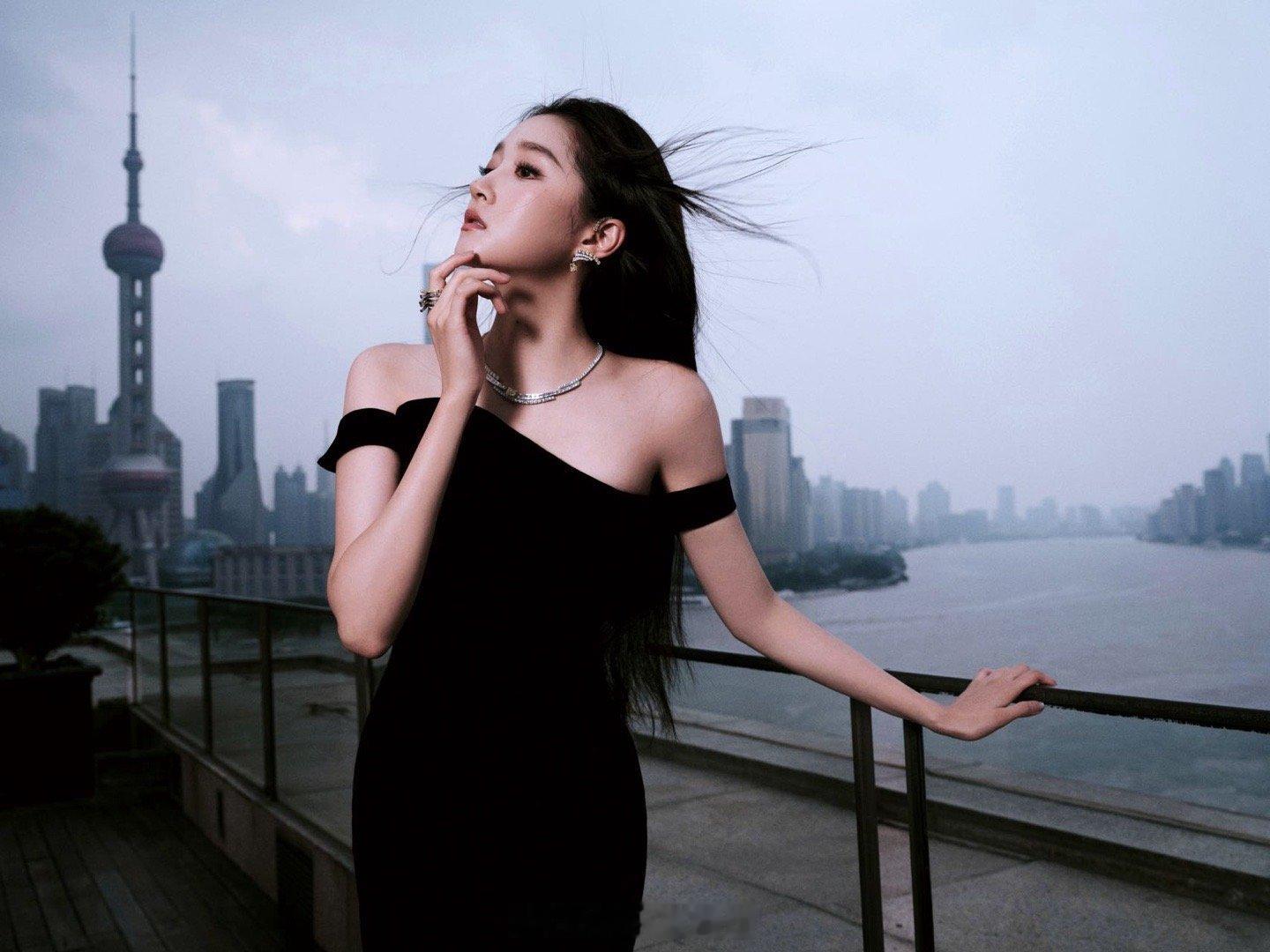 关晓彤黑裙背影 这背影杀我！一袭黑裙勾勒绝美曲线，气质清冷，身姿薄如纸片人👗 