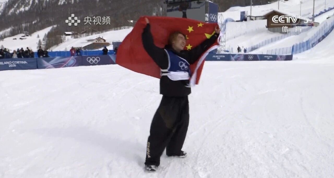 苏翊鸣身披国旗大喊 夺冠之后的苏翊鸣身披国旗在雪场上大喊庆祝，仿佛北京冬奥会夺冠