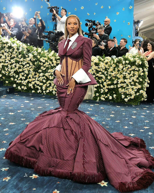 詹姆斯妻子化身“美人鱼”出席MetGala