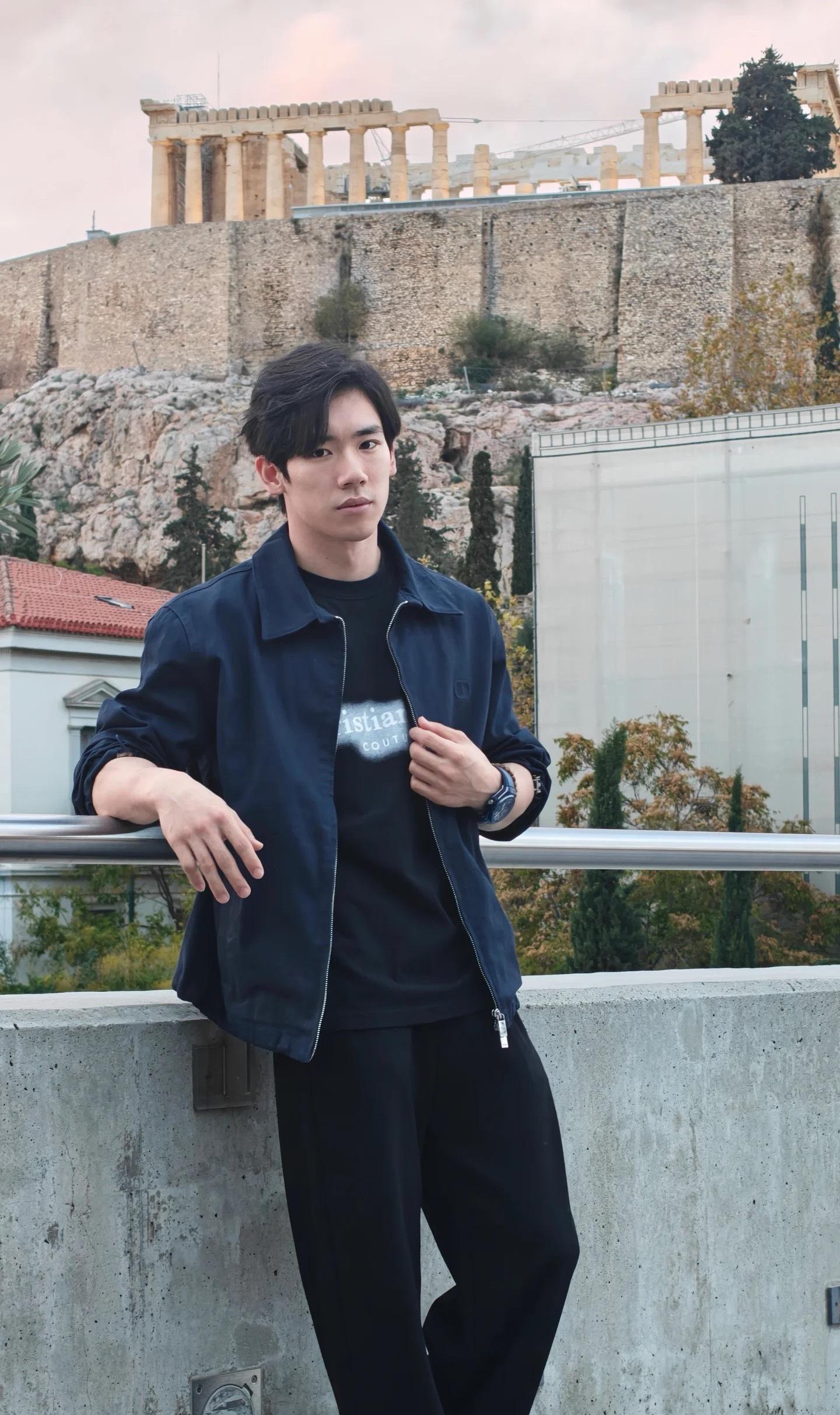 张博恒在圣火最初燃起的地方，用脚步丈量千年赛道，以掌心触摸大理石的温度，感受奥林