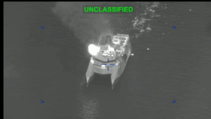 美国中央司令部公布的视频里，一艘艘伊朗潜艇舰船被击毁，画面里一个个船只上一秒还好