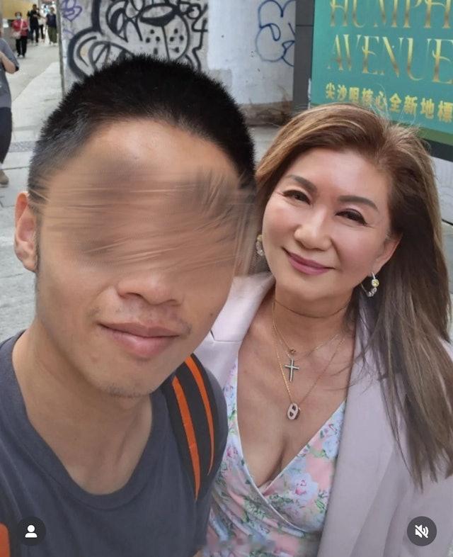 现年65岁的无綫高层乐小姐（乐易玲），近日在街上被男粉丝野生捕获，男粉丝上前热情
