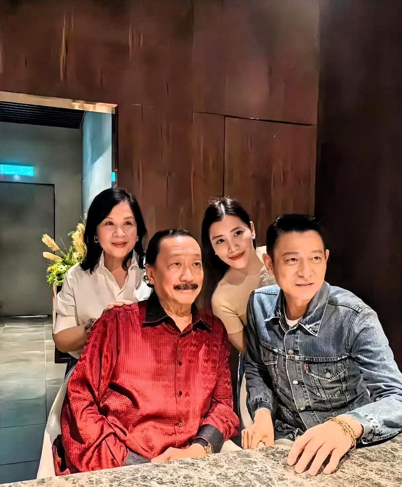 刘德华妻子朱丽倩被偶遇，60岁素颜逛超市。照片一出来评论区炸了：怎么老成这样了？