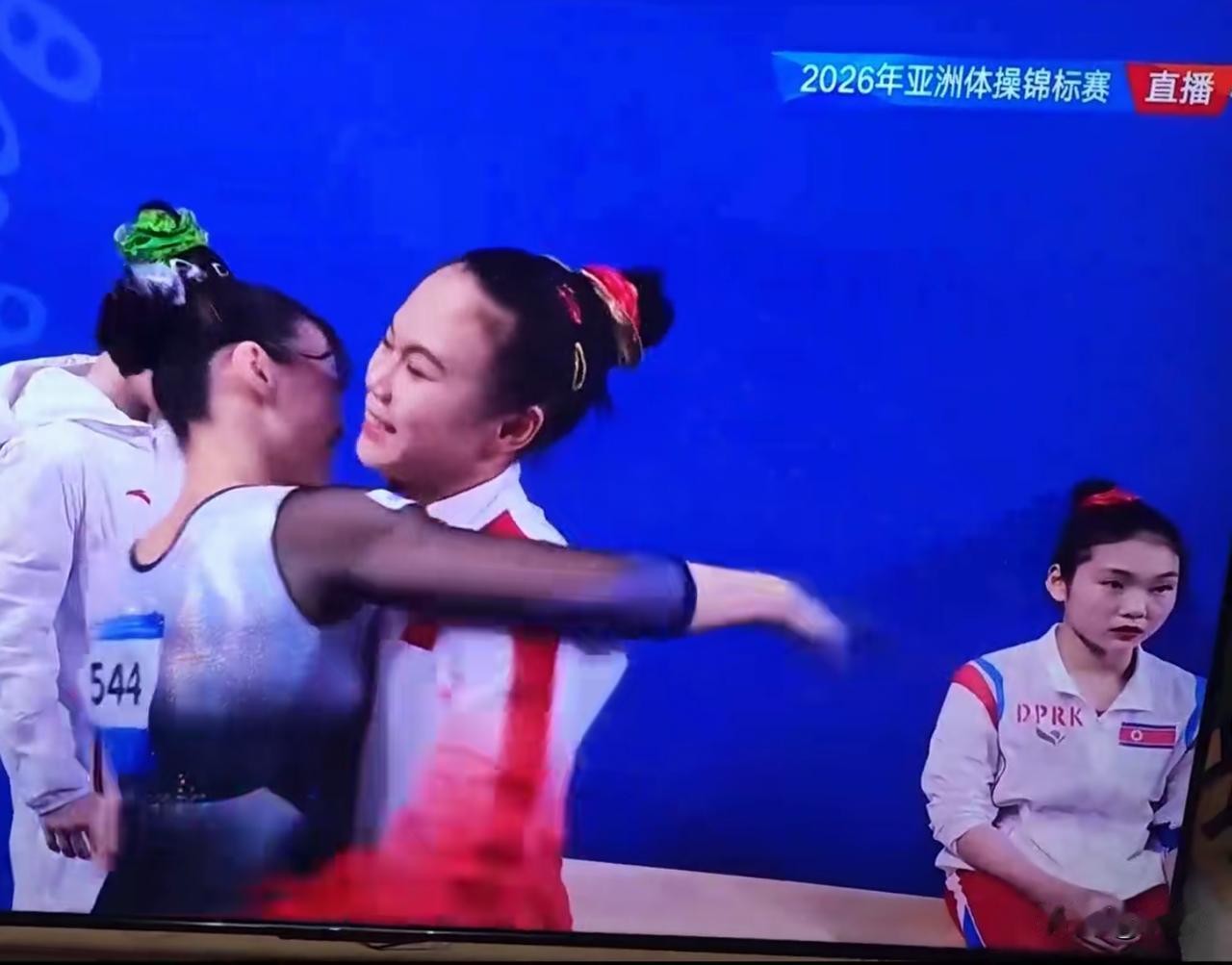 在一群中国运动员之中，朝鲜运动员拒绝和日本选手拥抱相拥
2026年亚洲体操锦标赛