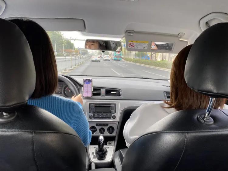 同事想搭顺风车，这事儿真得好好琢磨琢磨。从法律层面讲，正常合理的搭车是合法的，只