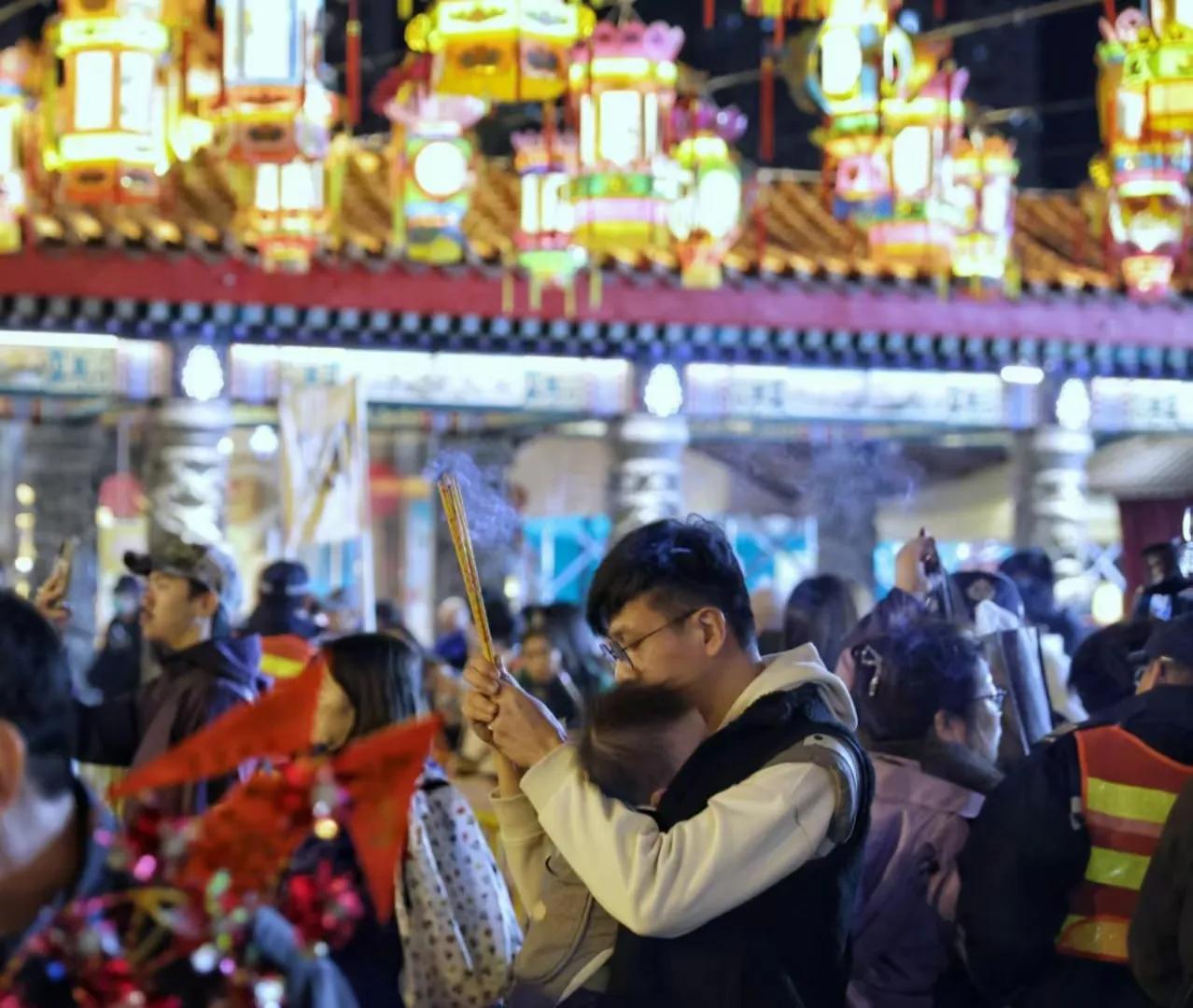 现场照片：大年初一，香港市民排队抢黄大仙头柱香。