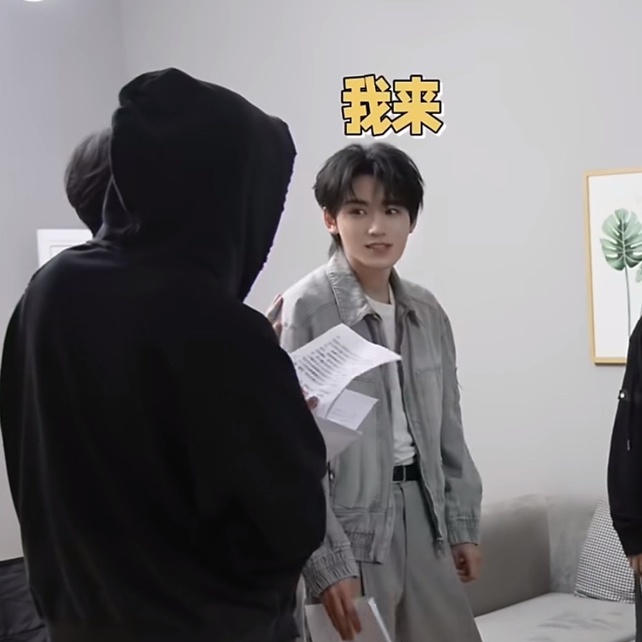 我不懂亚轩给队友读信前，为啥要看一眼耀文 