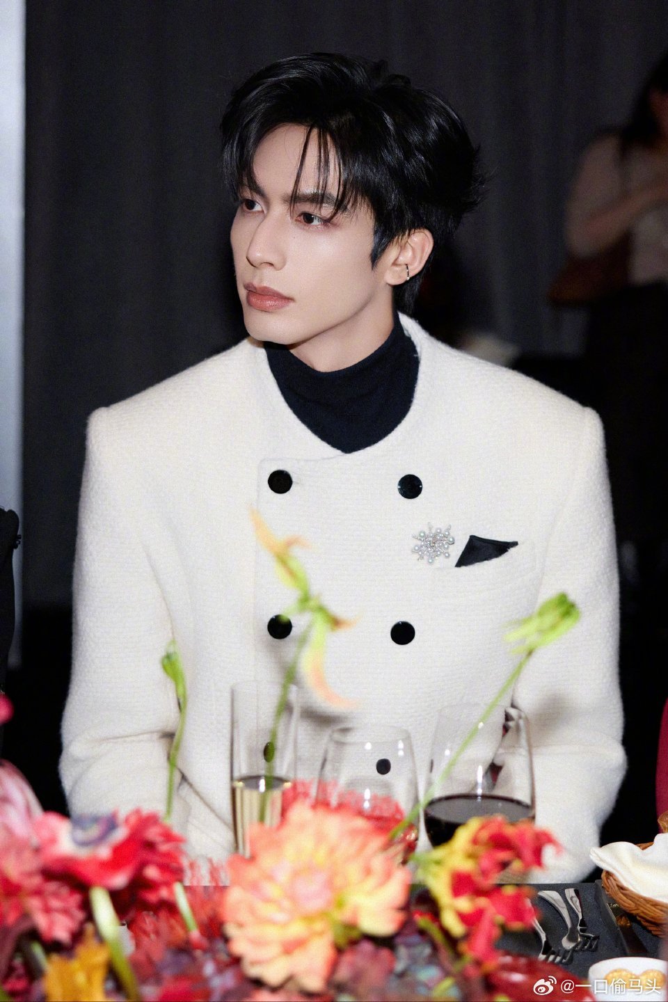 宋威龙衣服越简单越考验建模简约穿搭才是宋威龙的绝杀，完美骨相扛住所有镜头，不愧是