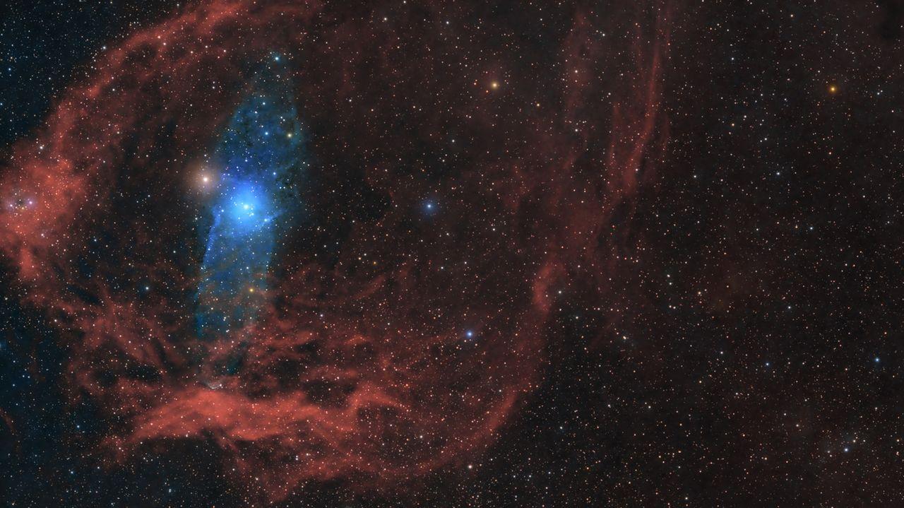得益于新发现的“蓝色小伙伴”，宇宙早期那些神秘的“小红点”或许终于有了解释。
