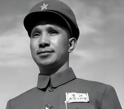 1955年，毛主席说：“论功、论历、论才、论德，粟裕完全有资格领元帅衔。”这时周