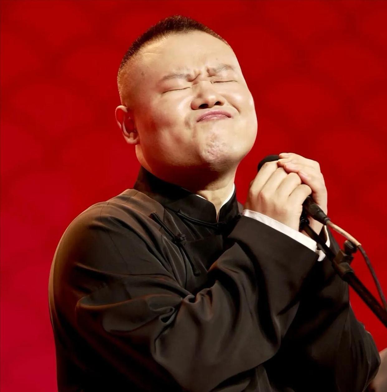 小岳大智若愚呀！
岳云鹏在大连演出时宣布不会参与马年春晚。
说实在的谁不想成为春