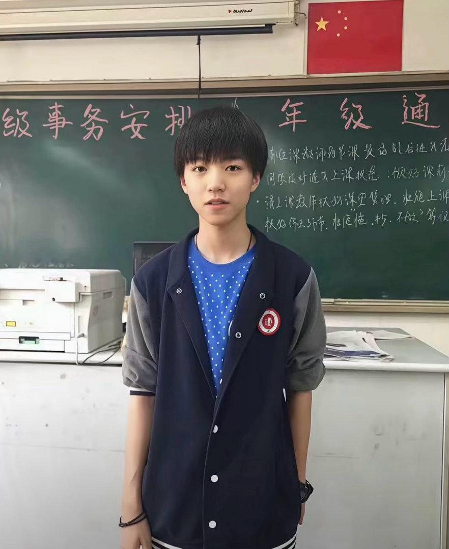 早期的王俊凯完全就是校草级别的美貌吧。 