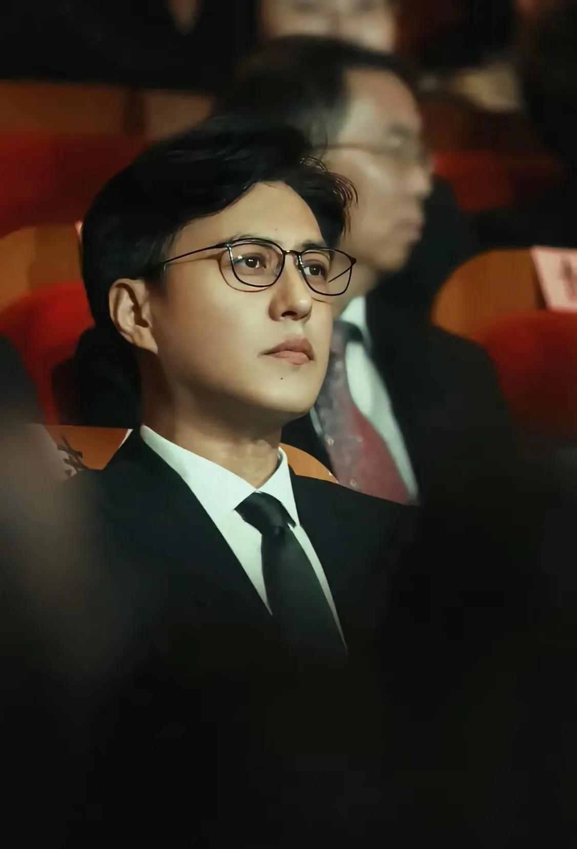 靳东，我看他出演的电视剧从没演过反派，更没有演绎形象猥琐的角色，都是领衔主演。