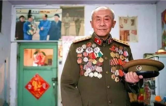 1938 年，八路军排长肖万世因手下小战士捅死挑衅的日军俘虏，被上级以驭下无方撤