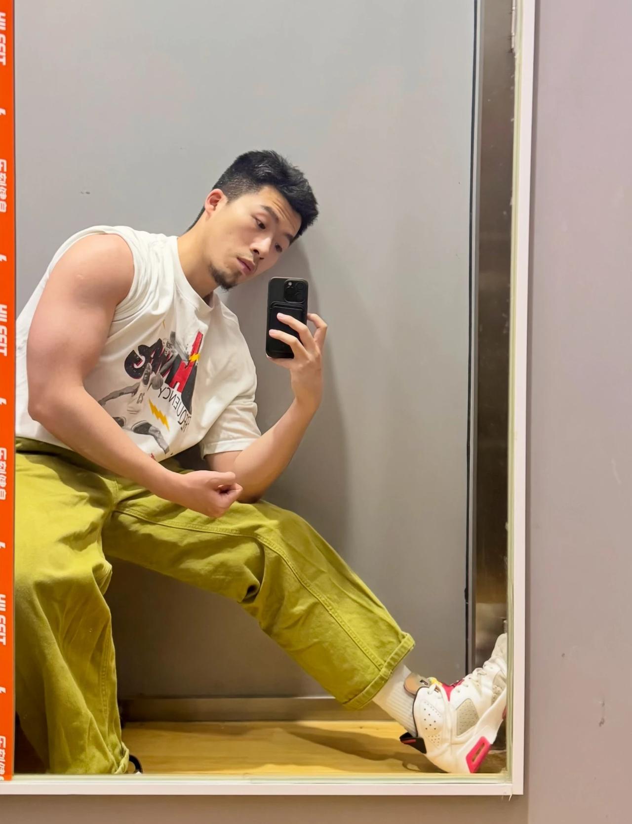 电梯自拍🧺
吗见人不如健身 介绍一个小哥哥 这都不拿下你 最近长这样 袜子