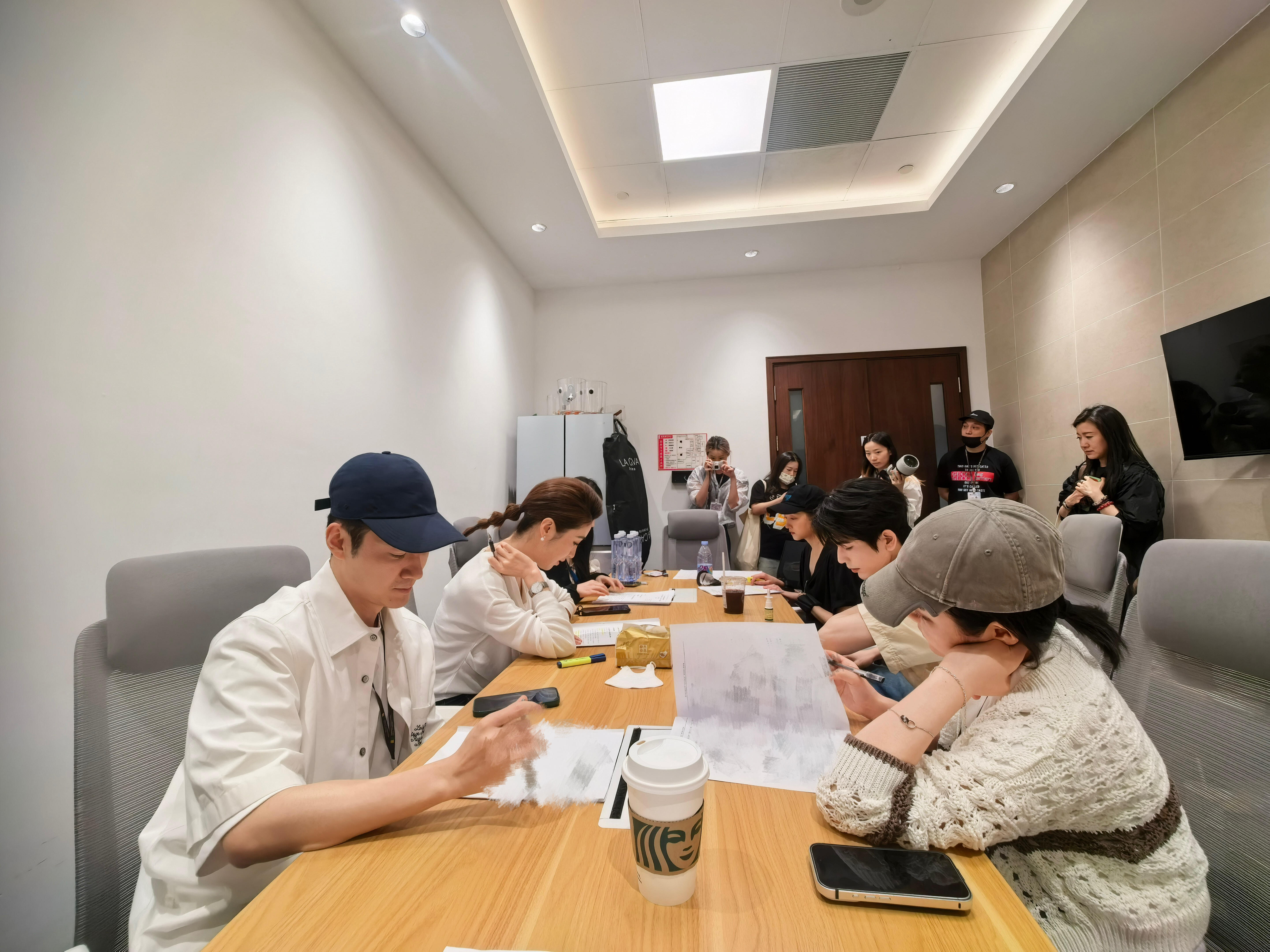 张凌赫关晓彤是白玉兰串场嘉宾主持人张韬通过个人社交媒体平台发布了一张第31届白玉