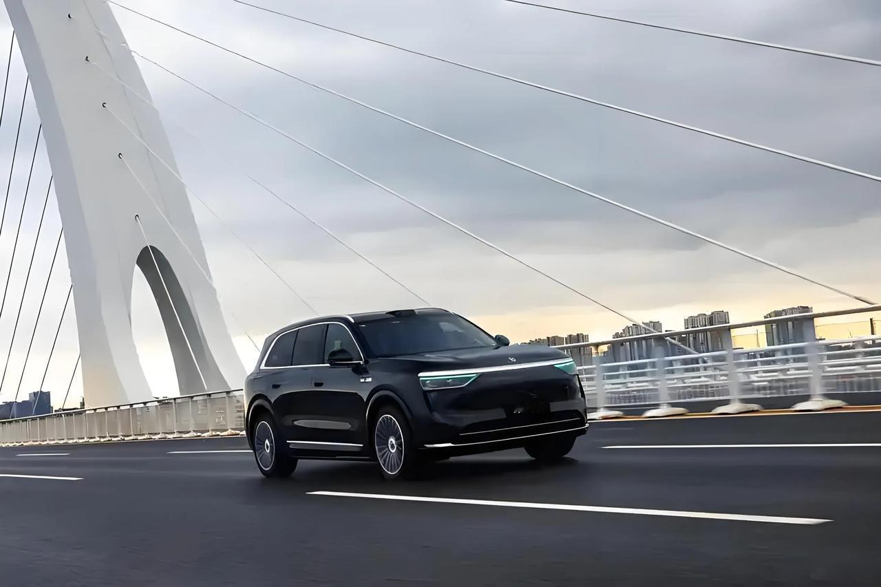 问界M8：破解夏日出行痛点，定义舒适安全新标杆
 
在炎热夏季，家庭出行常面临装