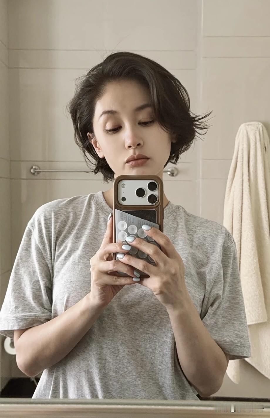 全网刷屏！女明星集体剪短发，王子文新造型出圈，清爽短发成今夏顶流
 
最近娱乐圈