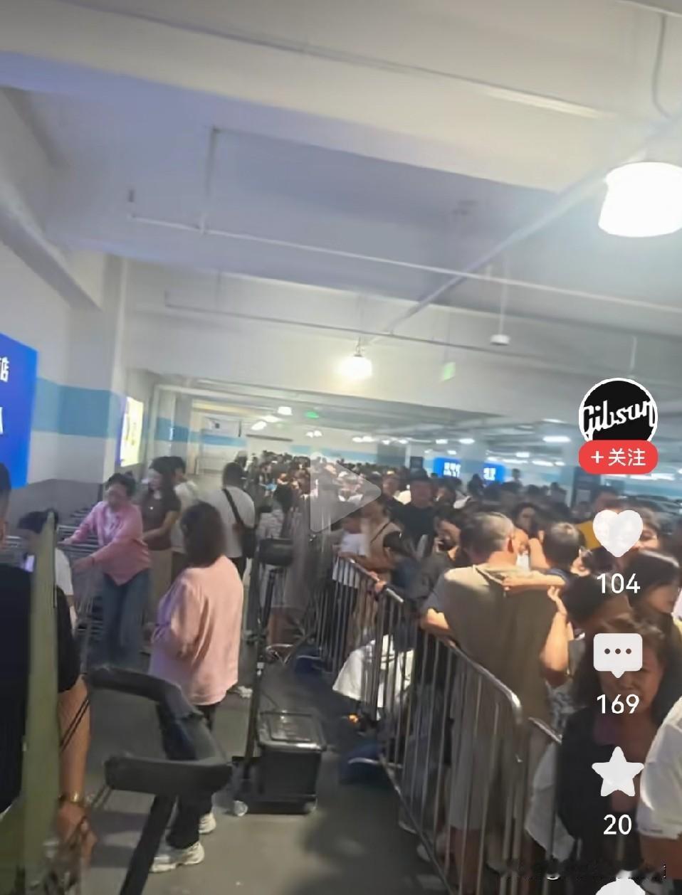 山姆会员店，本质就是个普通超市，还要花钱办会员才能进，这就是资本家的套路：利用了