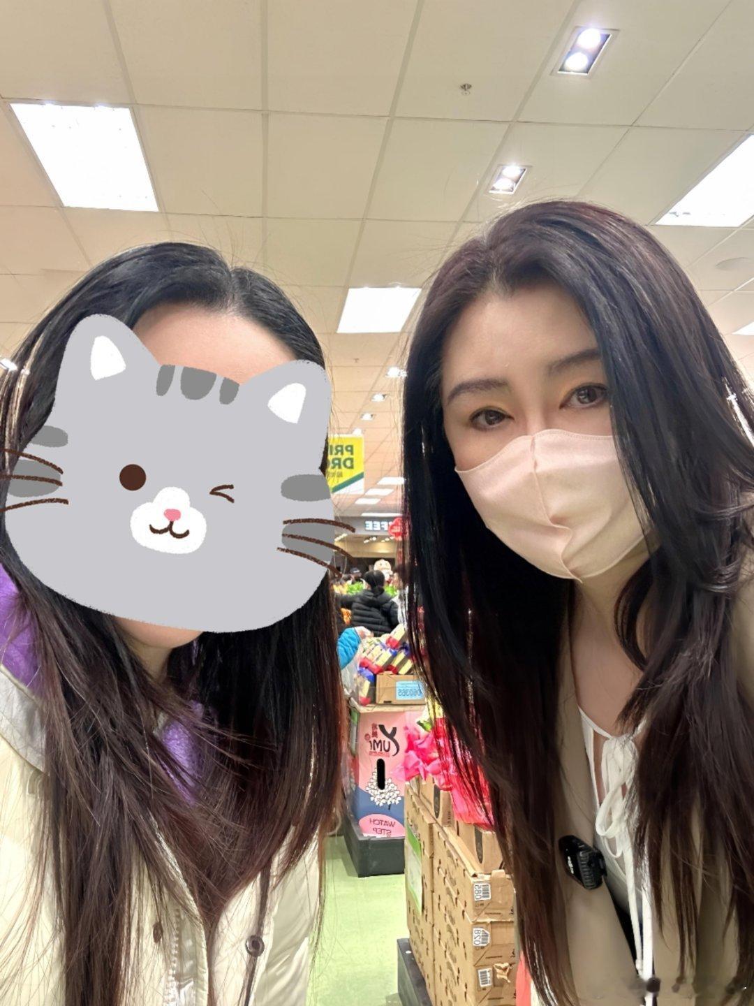 网友逛街偶遇王祖贤 