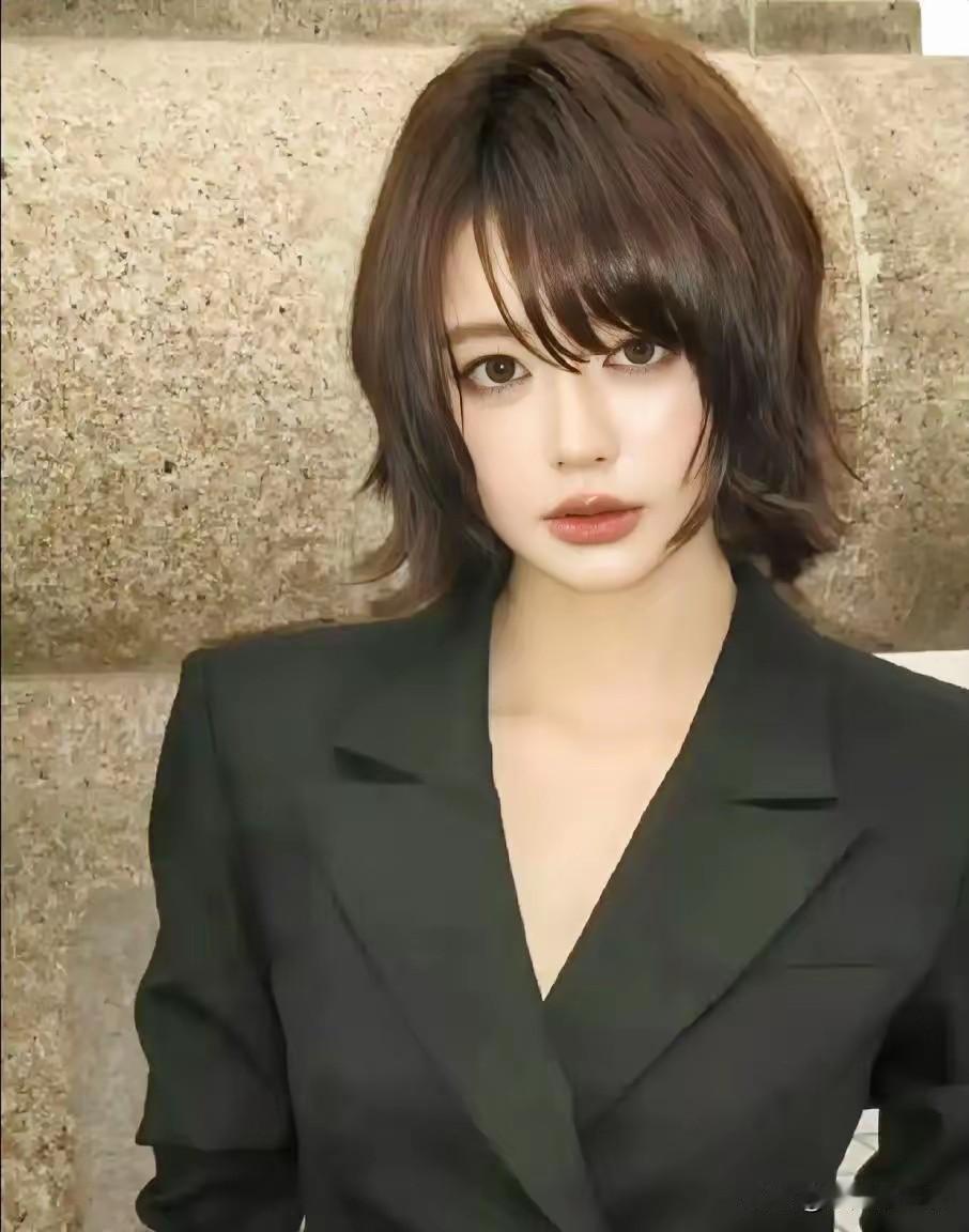 你可以不相信黄晓明的演技，但绝对要相信黄老板的审美，一直都很在线，这是他签的公司