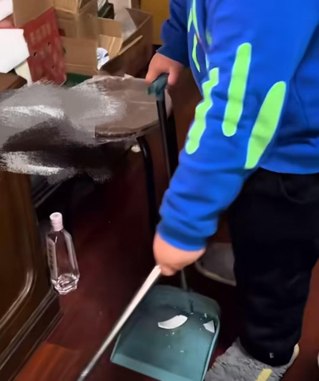 心疼！除夕之夜父母吵架闹离婚，碗盘摔碎一地。吵架结束后家中一片寂静，年幼的孩子抽