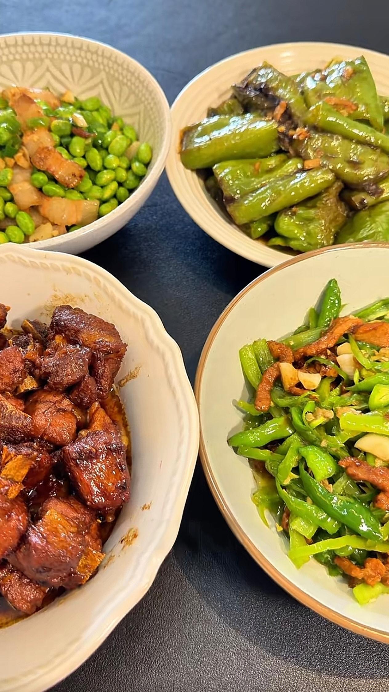 乡下大姑进城办事，我留她在家午饭，烧了一桌家常菜。
 
青椒肉丝、红烧排骨配上青
