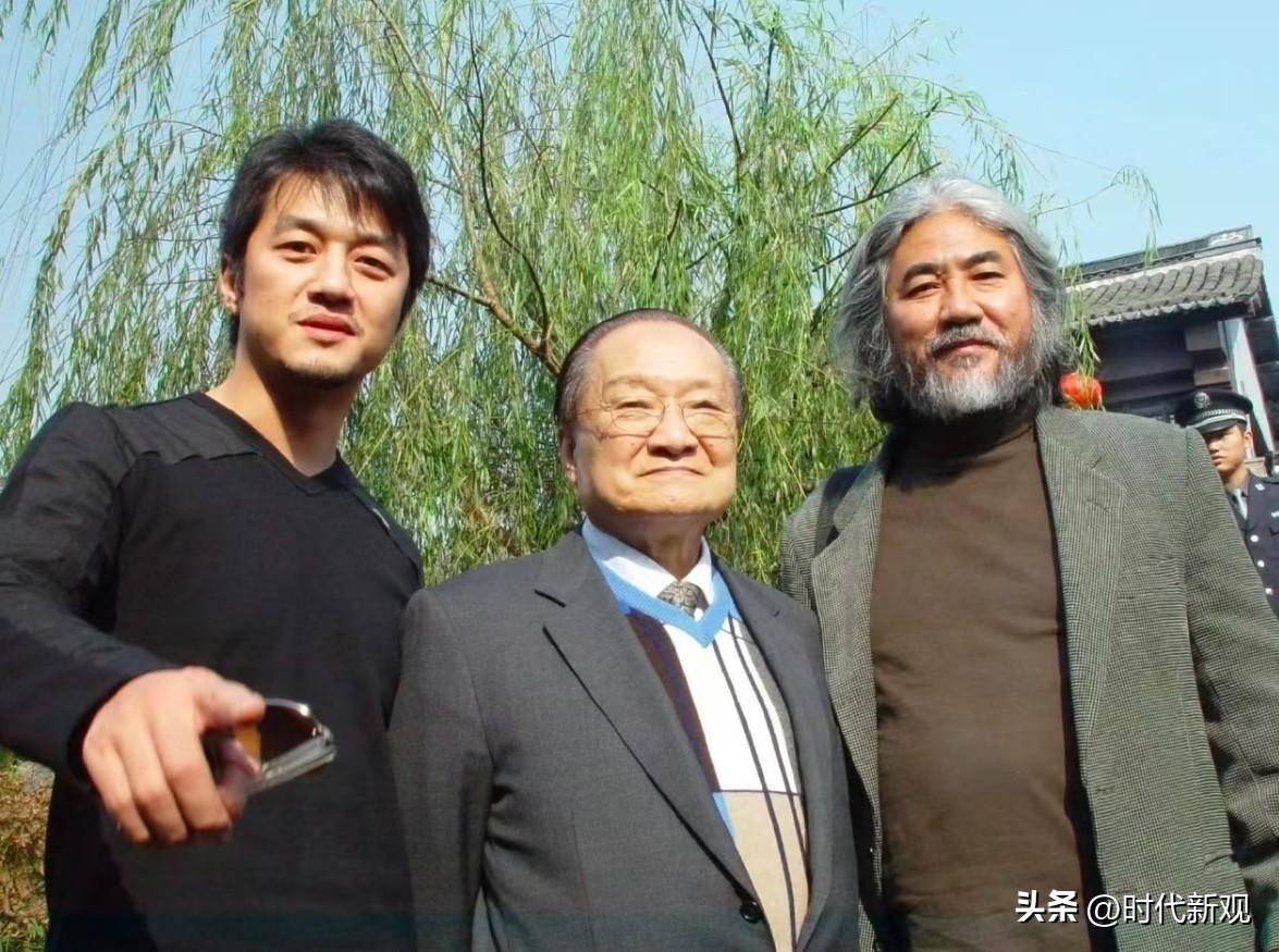 这张照片是李亚鹏当年拍摄笑傲江湖时期留下的，左边是李亚鹏，当年30岁左右的帅小伙