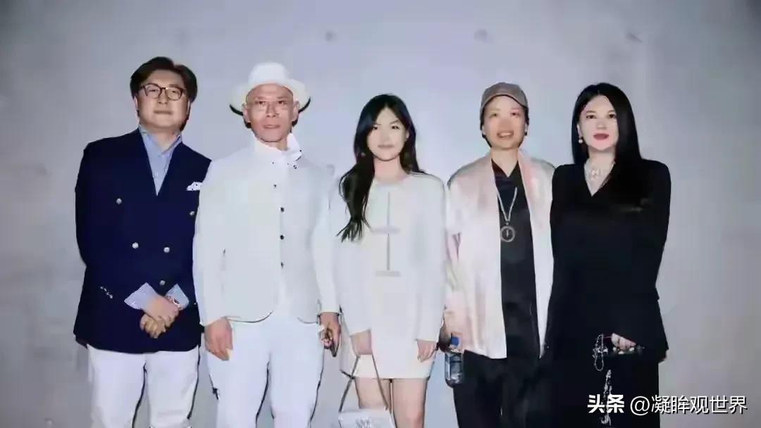 王诗龄回国后，跟着李湘又开启了征战宴会模式！在英国是拜访英国皇室，参加英国名媛宴
