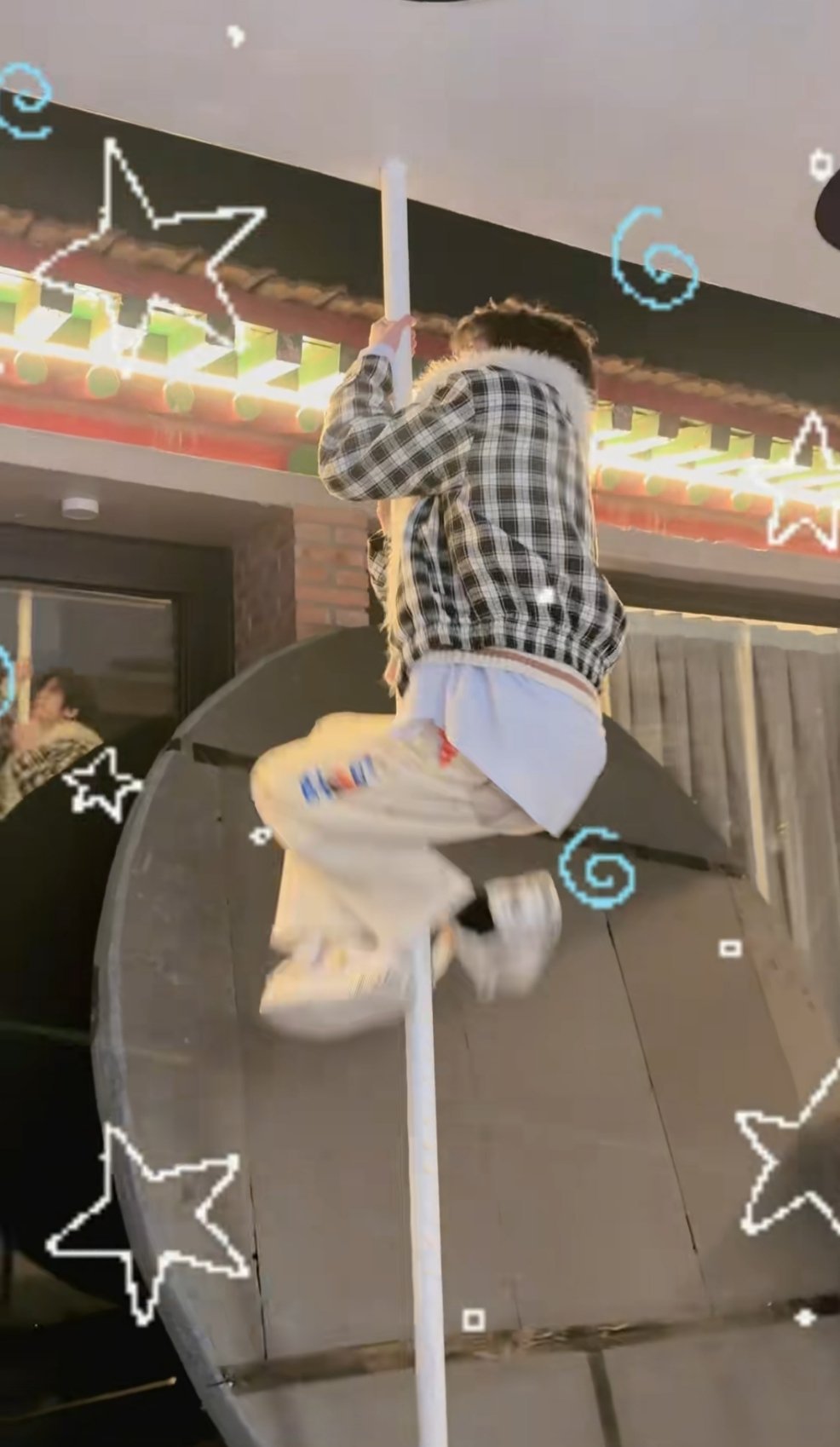 早知道你这么会扒杆，就应该让你爬树帮我摘黄角兰了