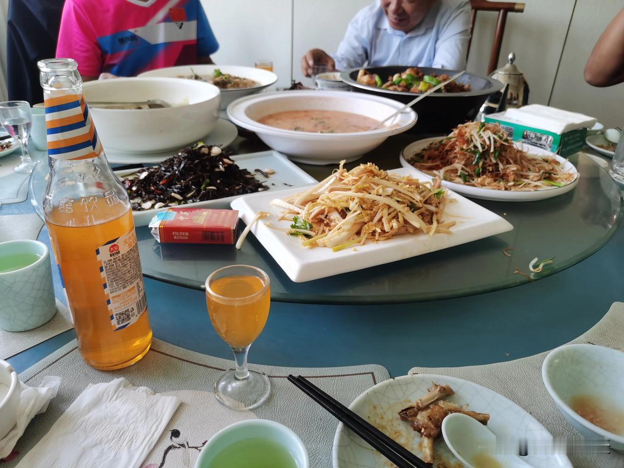 
师范同学情
我是一位民师师范生，眨眼之间即将退休，我和班里的五位同学关系最好，