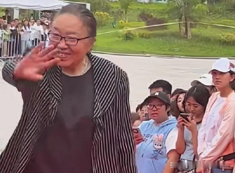 刚刚，66岁的戴锦华教授在北大上完了最后一课，正式退休啦！她常聊女性独立，带火《