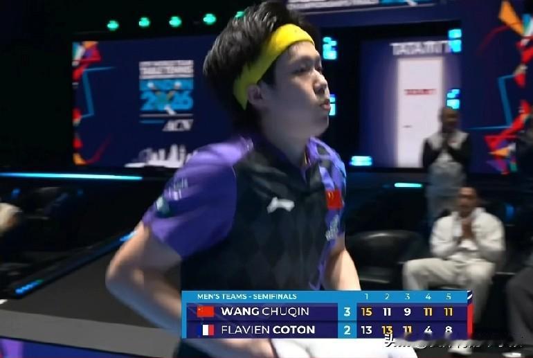 从1:2到3:2！王楚钦五局险胜小将科顿，国乒男队拼下第一盘比赛胜利，世乒赛半决