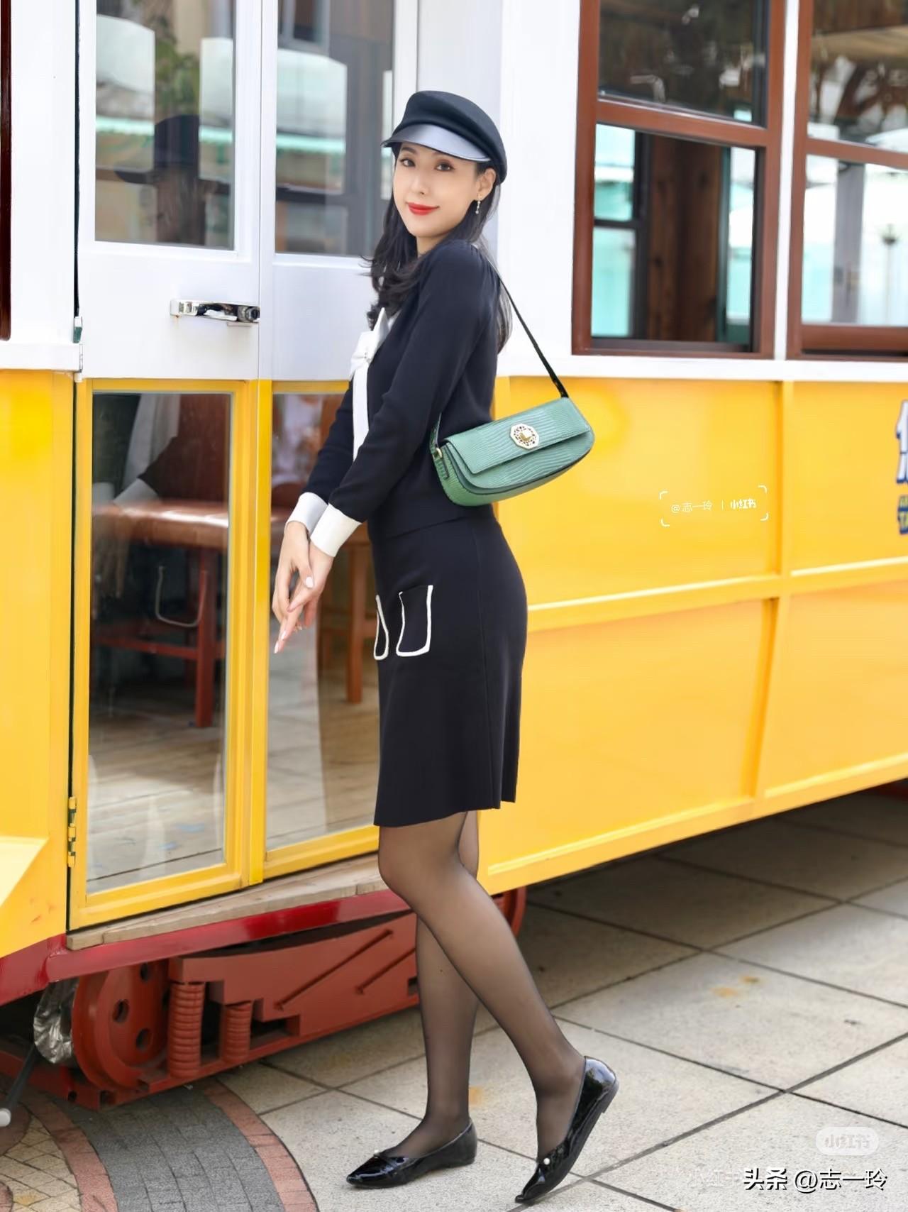 复古风穿搭，蓝墙前的优雅黑裙