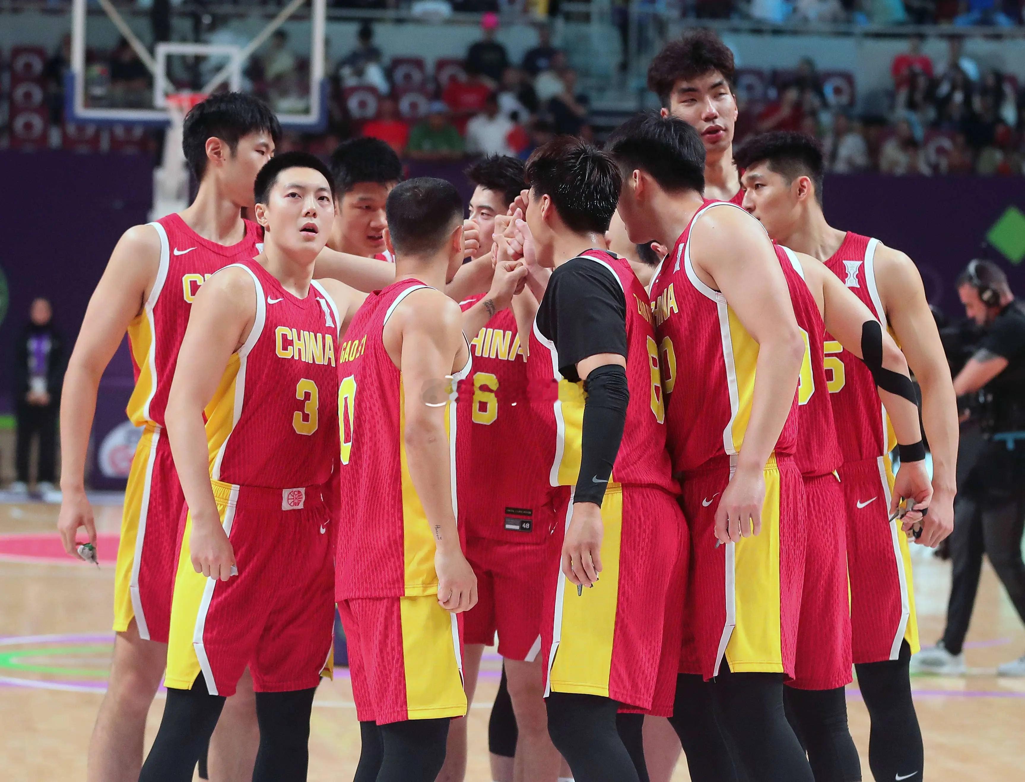 这场比赛确实没让内线再继续硬凿，但没有一个后卫能真正组织起有效进攻，哪怕是看似助