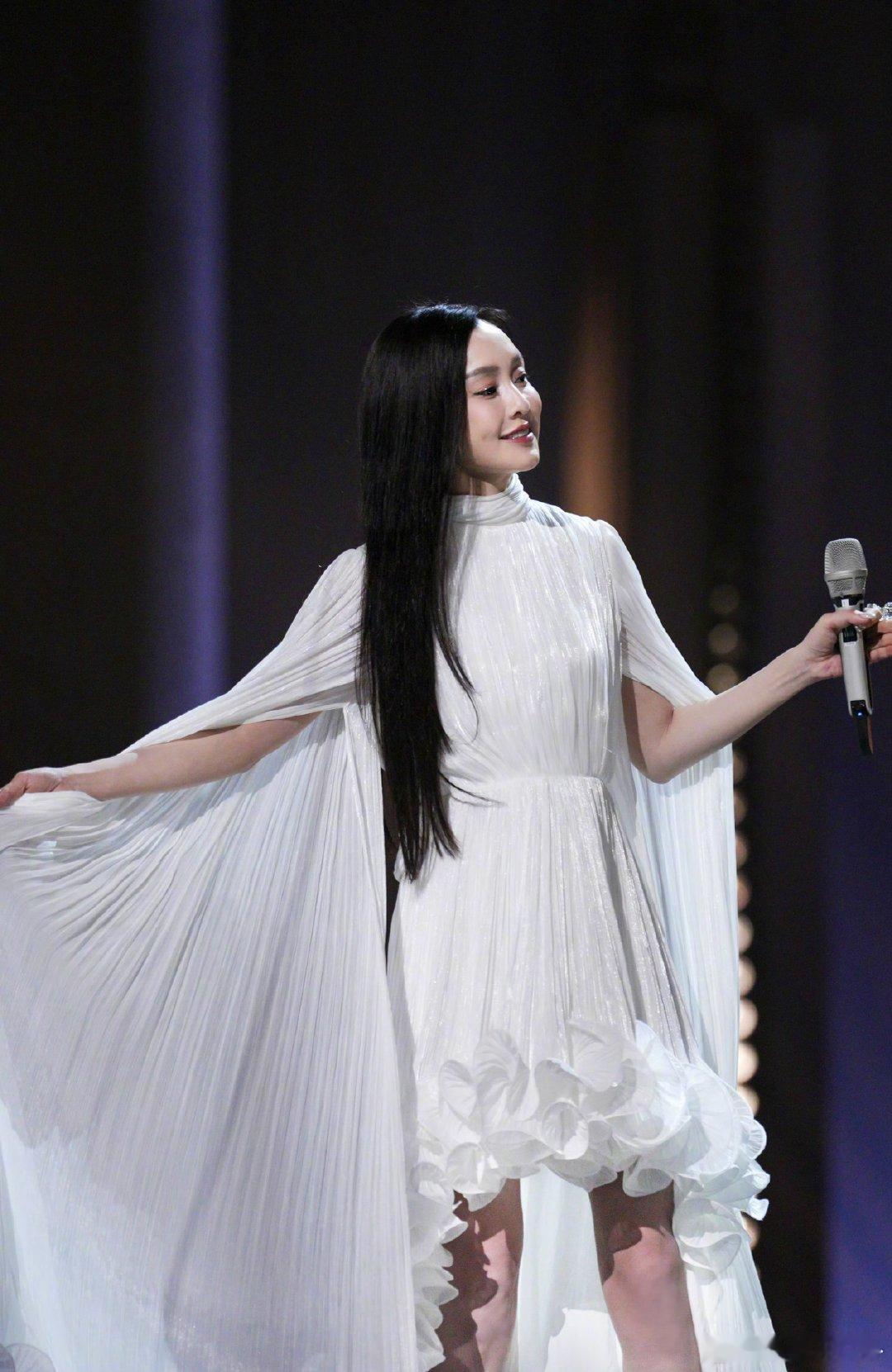 范玮琪在努力背词中乘风2026范玮琪认真备战一公，拼命背《城北的花》歌词，态度真