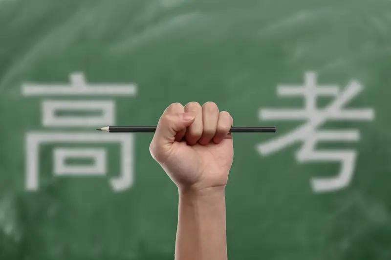 高考625分。考出了和平时模考差不多的成绩。也算正常发挥。

这个女孩是理科班的