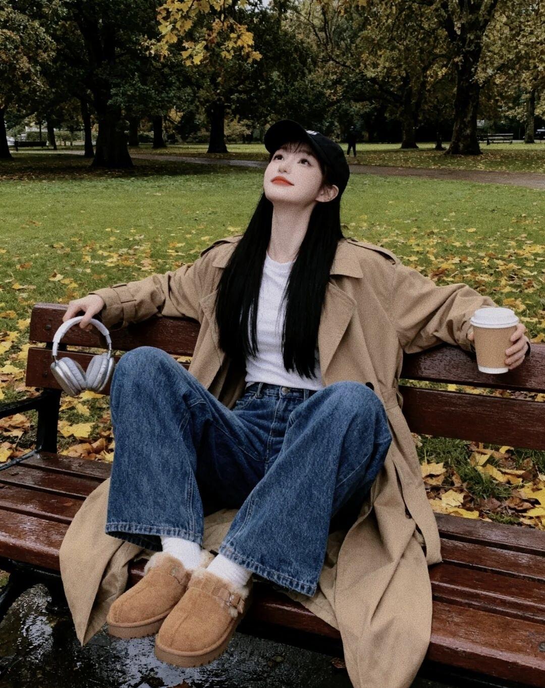 秋意裹在风里，落叶落在长椅。耳机里的旋律、手里的热咖啡，和松弛的衣角一起，把周末