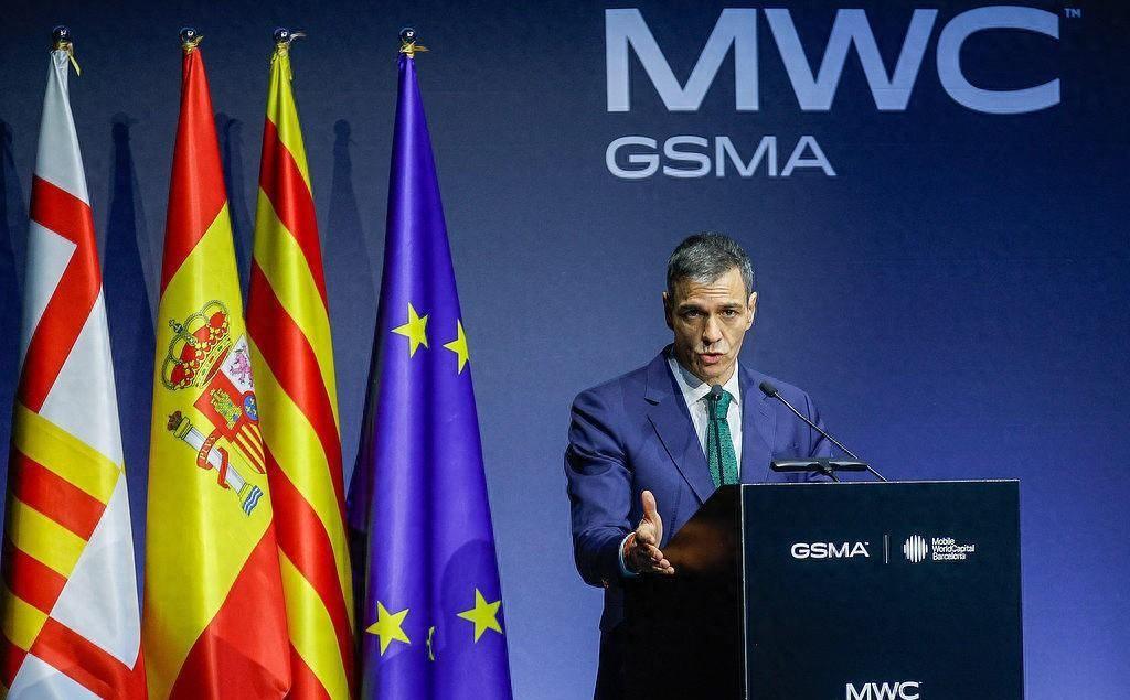 4月14日，西班牙首相桑切斯从北京起飞，专机还没落地马德里，他就在万米高空做了一