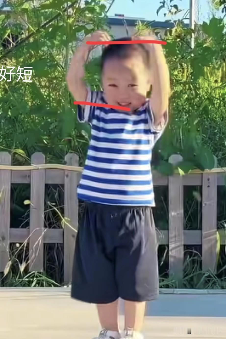 年龄作假风波以后，米乐又更新视频，
这次不是吃东西，而是模仿秀，
几个动作出卖了