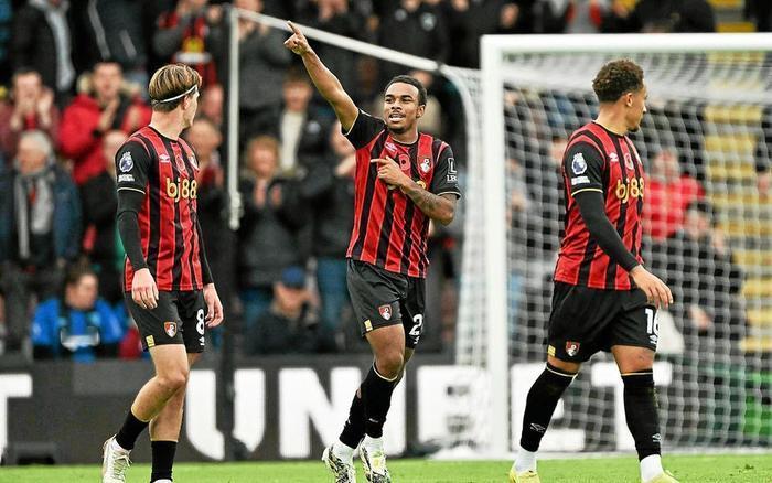 利兹联成功保级，拿到足够的分数，最后绝平真顽强，2-2和伯恩茅斯战平，朗斯塔夫第