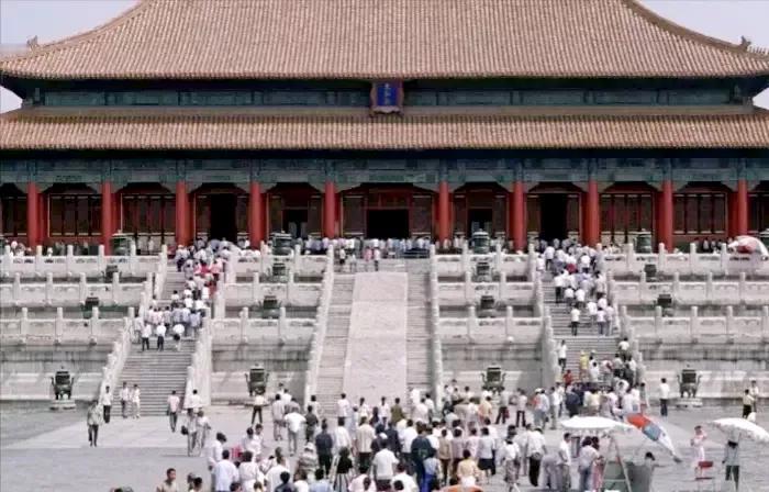 珍贵的历史照片。
80年代的北京，故宫可谓是一个充满历史气息的地方，当时的故宫，