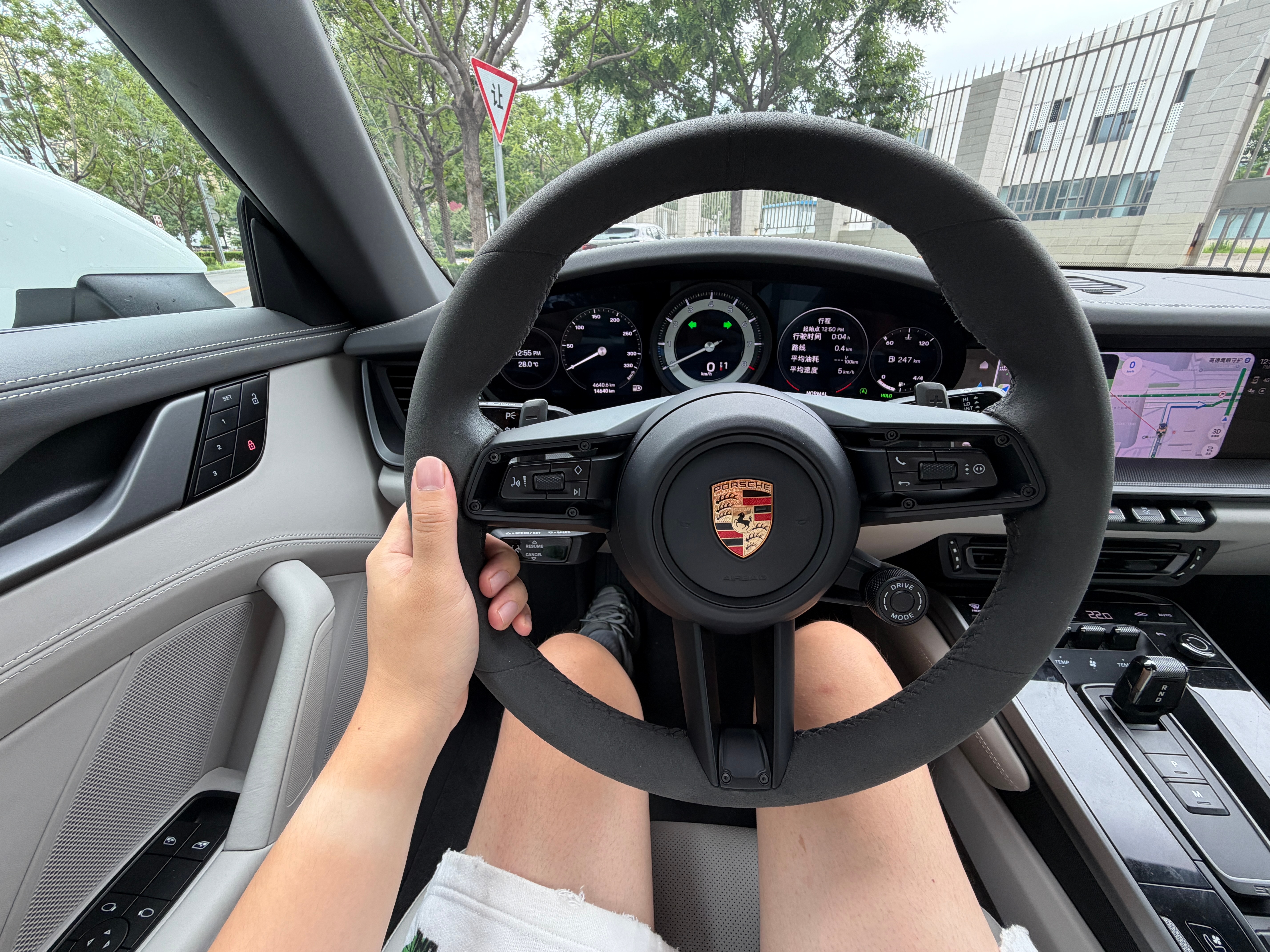 今天天气不错，开Targa溜溜车，一会儿去那儿贴个膜。
