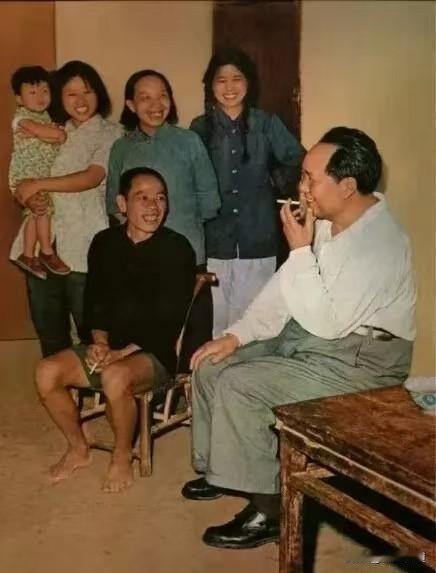 毛主席与人民群众心连心！
毛主席一生热爱群众，体恤民情，对老百姓有天然的亲切感，
