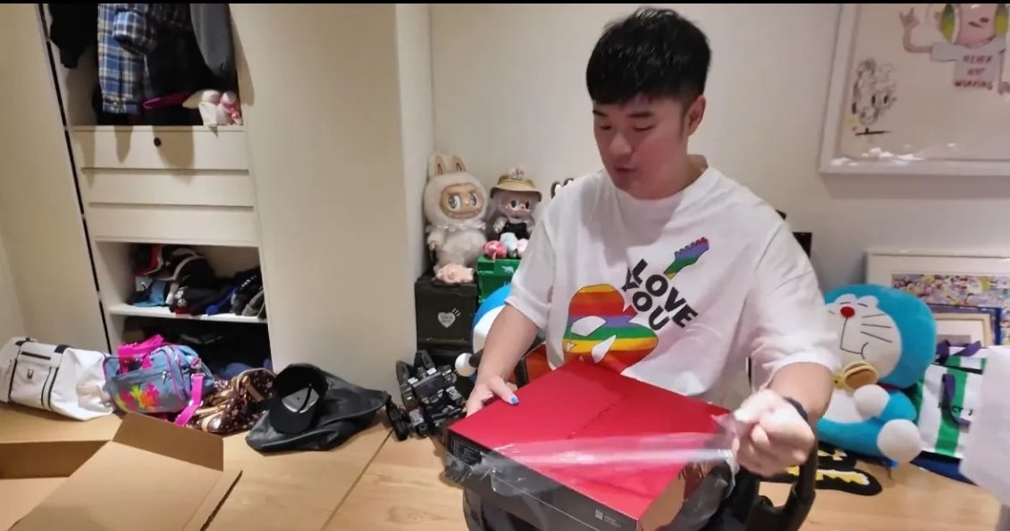 演员陈赫用上华为最新折叠屏电脑MateBook  Fold了，还出了个沉浸式开箱